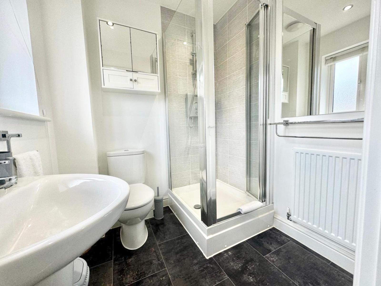 Home Centrally Located In Folkestone, Great Location For Families Or Workers Exterior foto