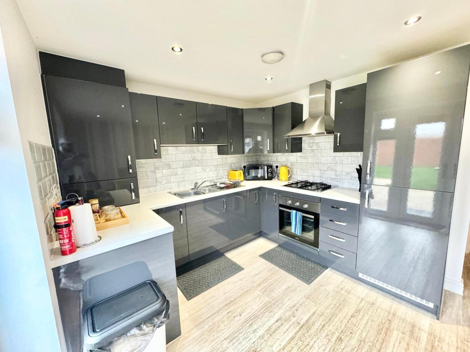 Home Centrally Located In Folkestone, Great Location For Families Or Workers Exterior foto