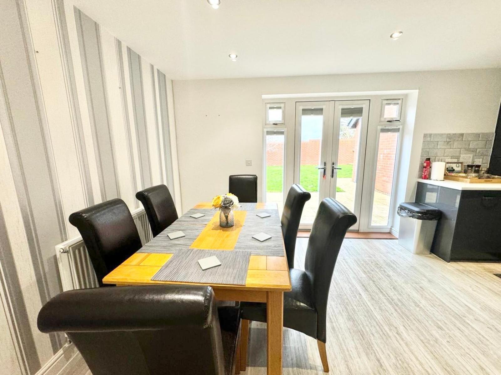 Home Centrally Located In Folkestone, Great Location For Families Or Workers Exterior foto