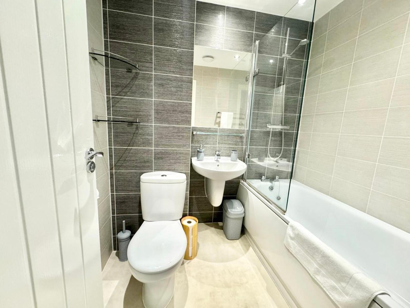 Home Centrally Located In Folkestone, Great Location For Families Or Workers Exterior foto